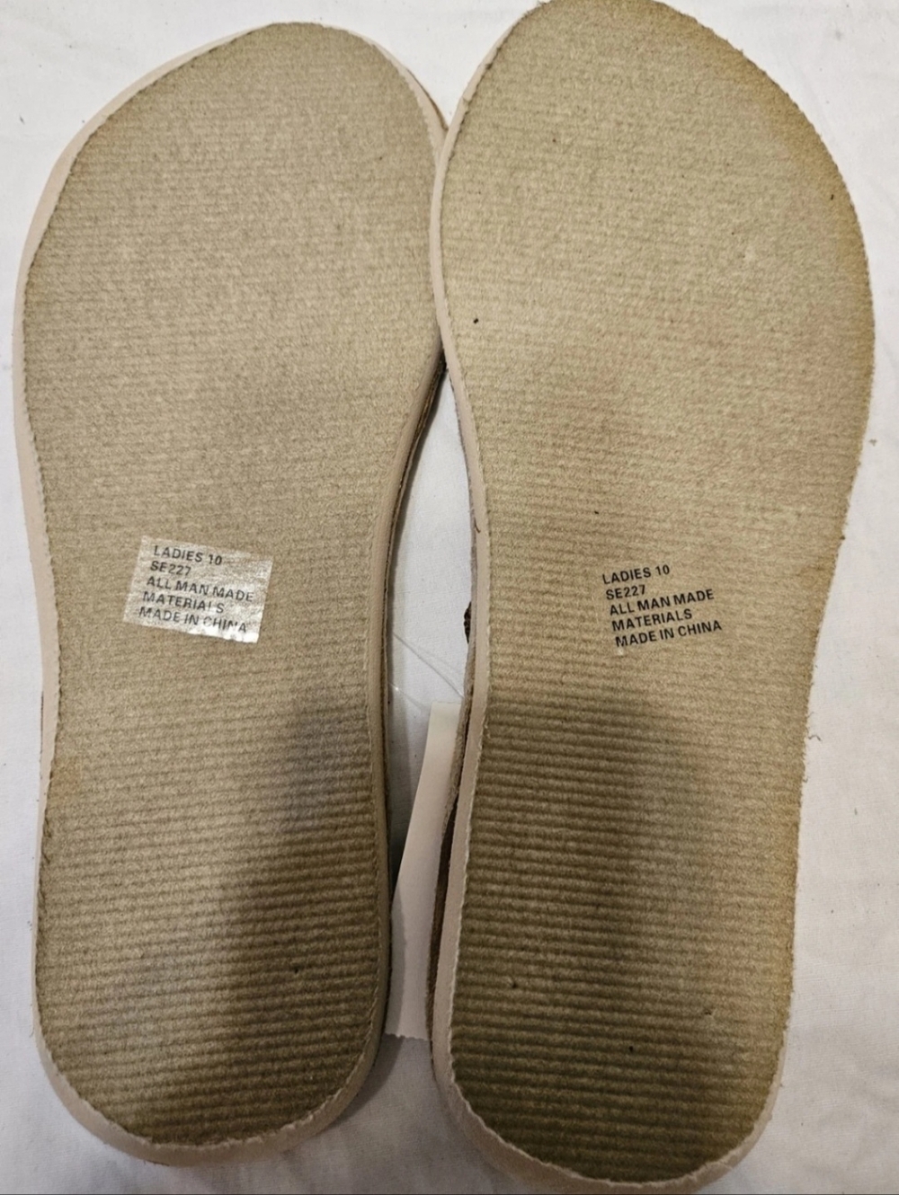 Women's Personal Identity Size 10 Tan Suede Flip Flops Brand New - Picture 2 of 4
